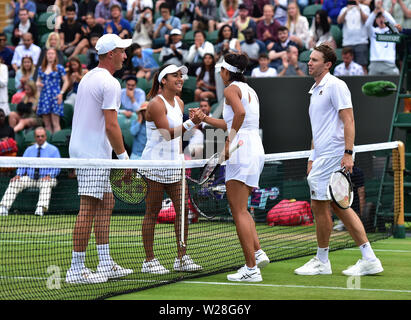 Londres, Grande-Bretagne. 6 juillet, 2019. John pairs(1er, R)/Shuai Zhang (2e, R) serrer la main d'Henri Kontinen (1e, L)/Heather Watson(2e, L) après le double mixte au deuxième tour au Championnat de Tennis de Wimbledon 2019 à Londres, en Grande-Bretagne, le 6 juillet 2019. Crédit : Yang Lu/Xinhua/Alamy Live News Banque D'Images