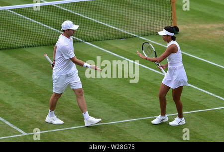 Londres, Grande-Bretagne. 6 juillet, 2019. John (L)/Zhang Shuai réagir pendant la deuxième tour entre pairs de l'Australie John/Shuai Zhang de Chine et Henri Kontinen de Finlande/Heather Watson de la Grande-Bretagne à la Tennis de Wimbledon 2019 à Londres, en Grande-Bretagne, le 6 juillet 2019. Crédit : Yang Lu/Xinhua/Alamy Live News Banque D'Images