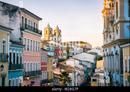 Crépuscule d'une vue panoramique historique plaza entourée de bâtiments coloniaux dans le quartier touristique de Pelourinho, à Salvador, Bahia, Brésil Banque D'Images