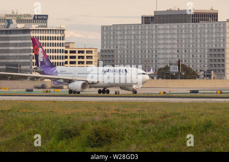 Los Angeles, CA/USA, 10 mars 2019 : image montrant un Hawaiian Airlines Airbus A330 (numéro d'enregistrement N384HA) au décollage.