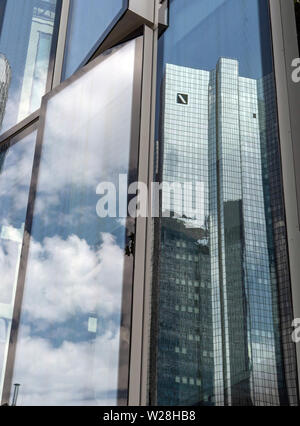 06 juillet 2019, Hessen, Frankfurt/Main : Le siège de la Deutsche Bank se traduit par une façade en verre. Le 07.07.2019 le conseil de surveillance de la banque se réunira. Experts des marchés financiers s'attendent à une restructuration radicale du groupe. Photo : Boris Roessler/dpa Banque D'Images