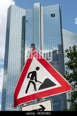 06 juillet 2019, Hessen, Frankfurt/Main : un signe devant le siège de la Deutsche Bank. Le 07.07.2019 le conseil de surveillance de la banque se réunira. Experts des marchés financiers s'attendent à une restructuration radicale du groupe. Photo : Boris Roessler/dpa Banque D'Images