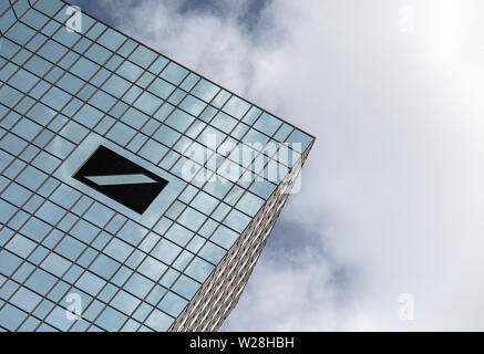 06 juillet 2019, Hessen, Frankfurt/Main : Le siège de la Deutsche Bank. Le 07.07.2019 le conseil de surveillance de la banque se réunira. Experts des marchés financiers s'attendent à une restructuration radicale du groupe. Photo : Boris Roessler/dpa Banque D'Images