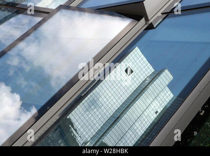 06 juillet 2019, Hessen, Frankfurt/Main : Le siège de la Deutsche Bank se traduit par une façade en verre. Le 07.07.2019 le conseil de surveillance de la banque se réunira. Experts des marchés financiers s'attendent à une restructuration radicale du groupe. Photo : Boris Roessler/dpa Banque D'Images