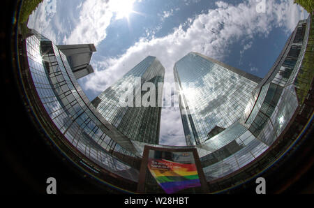 06 juillet 2019, Hessen, Frankfurt/Main : Le siège de la Deutsche Bank (enregistrées avec un objectif fisheye). Le 07.07.2019 le conseil de surveillance de la banque se réunira. Experts des marchés financiers s'attendent à une restructuration radicale du groupe. Photo : Boris Roessler/dpa Banque D'Images