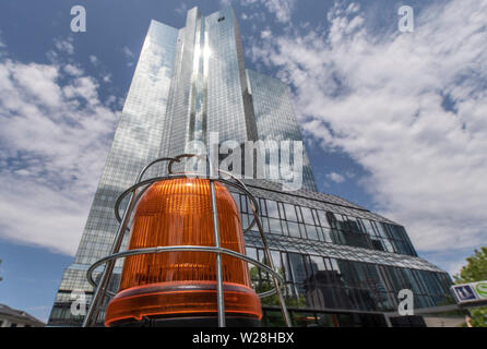 06 juillet 2019, Hessen, Frankfurt/Main : Le siège de la Deutsche Bank. Le 07.07.2019 le conseil de surveillance de la banque se réunira. Experts des marchés financiers s'attendent à une restructuration radicale du groupe. Photo : Boris Roessler/dpa Banque D'Images