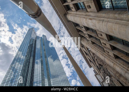 06 juillet 2019, Hessen, Frankfurt/Main : Le siège de la Deutsche Bank. Le 07.07.2019 le conseil de surveillance de la banque se réunira. Experts des marchés financiers s'attendent à une restructuration radicale du groupe. Photo : Boris Roessler/dpa Banque D'Images