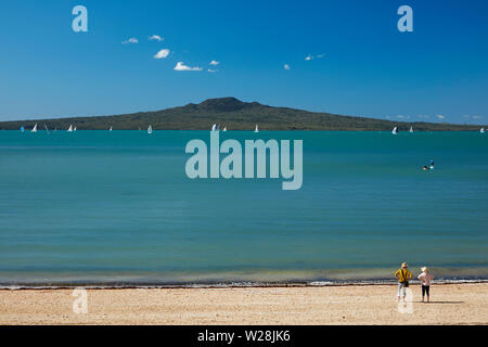 Cheltenham Beach et l'Île Rangitoto, Devonport, Auckland, île du Nord, Nouvelle-Zélande Banque D'Images