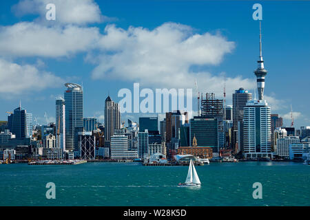 Sky Tower, CBD, et yacht sur le port de Waitemata, Auckland, île du Nord, Nouvelle-Zélande Banque D'Images