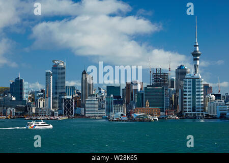 Sky Tower, CBD, et de passagers sur le port de Waitemata, Auckland, île du Nord, Nouvelle-Zélande Banque D'Images