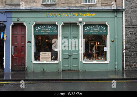 Édimbourg, Écosse - 13 juin 2019 : La boutique de Cadenhead's Whisky Shop, créée en 1842, est montré le long de la Royal Mile. Banque D'Images