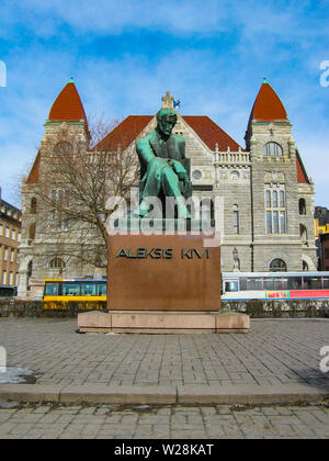 L'Aleksis Kivi memorial est une statue de bronze situé dans la place de la gare d'Helsinki, en face de l'Théâtre National de Finlande. Banque D'Images