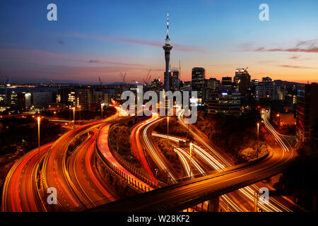 Autoroutes, routes optiques, de pistes cyclables et de Sky Tower, Auckland, île du Nord, Nouvelle-Zélande Banque D'Images