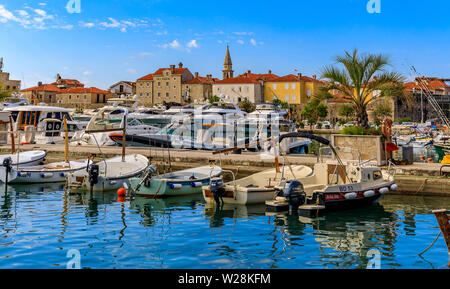 Budva, Monténégro - 30 mai 2019 : vue panoramique sur les bateaux ancrés dans le port de plaisance et de la vieille ville médiévale sur la mer Adriatique Banque D'Images