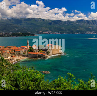 Vue aérienne de la vieille ville de Budva avec la Citadelle et la mer adriatique au Monténégro sur les Balkans lors d'une journée ensoleillée Banque D'Images