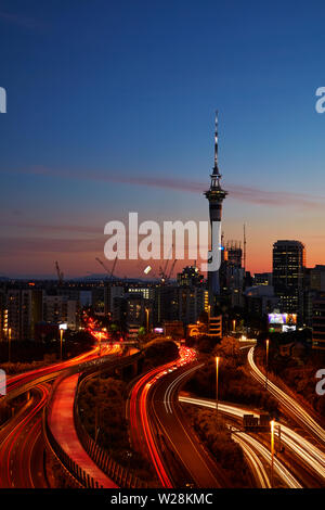 Autoroutes, routes optiques, de pistes cyclables et de Sky Tower, Auckland, île du Nord, Nouvelle-Zélande Banque D'Images