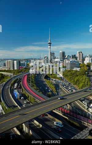 Autoroutes, routes optiques, de pistes cyclables et de Sky Tower, Auckland, île du Nord, Nouvelle-Zélande Banque D'Images