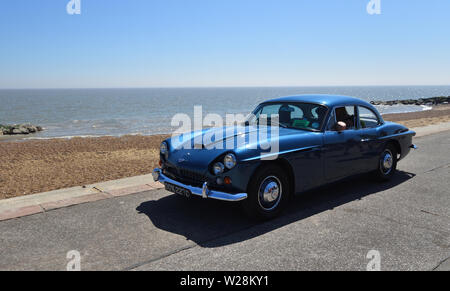 Classique Bleu Jensen Motor Car en roulant le long de la promenade. Banque D'Images