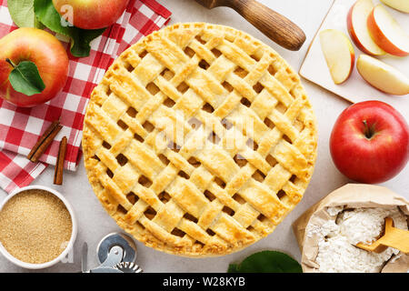 Tarte aux pommes faite maison avec des ingrédients pour la cuisson et haut. Concept de pâtisserie de saison traditionnel américain. Banque D'Images