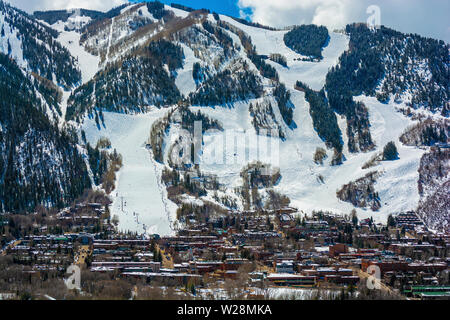 Centre-ville d'Aspen, Colorado dans l'hiver au cours de la journée avec les montagnes en arrière-plan Banque D'Images