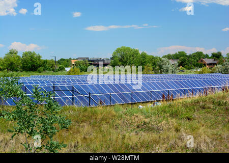 La ferme de l'énergie solaire sur une journée ensoleillée Banque D'Images