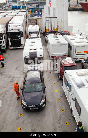 Voitures et caravanes d'être chargés sur le navire de Brittany Ferries de Portsmouth de passage à Santander Banque D'Images