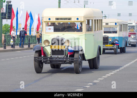 SAINT-PÉTERSBOURG, RUSSIE - 25 MAI 2019 : bus soviétique GAZ-03-30 close up. Fragment d'un transport rétro parade en l'honneur de la ville Jour Banque D'Images