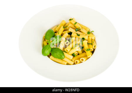 Pâtes penne aux épinards sauce pesto au basilic sur plaque blanche. Banque D'Images