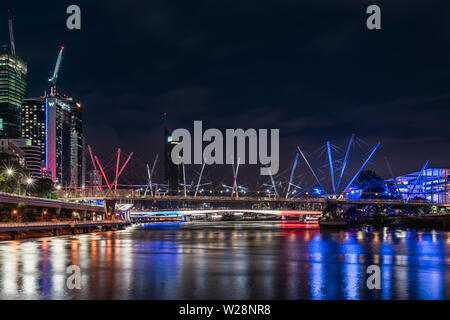 Le pont Victoria et le pont Kurilpa éclairée le tricolore français pour célébrer "Le Festival", un festival français de Brisbane Banque D'Images