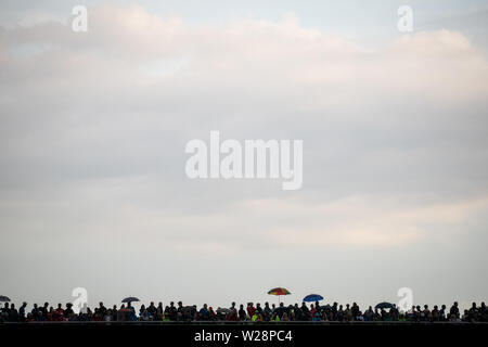 Hilpoltstein, Allemagne. 07Th Juillet, 2019. Les spectateurs suivent le début de la natation triathlètes au Datev Challenge Roth sur un pont. Dans la 18e édition du triathlon, les participants doivent nager 3,8 km, vélo 180 km et courir 42 kilomètres. crédit : Daniel Karmann/dpa/Alamy Live News Banque D'Images