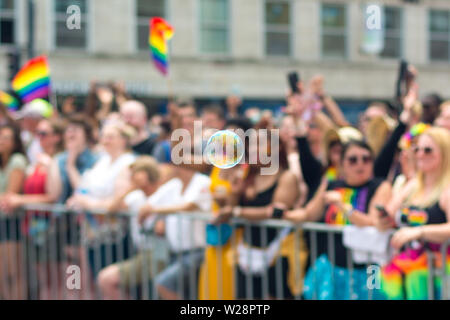 Une bulle flottant dans l'avant d'une foule à la 30 Juin 2019 Chicago Pride Parade. Banque D'Images