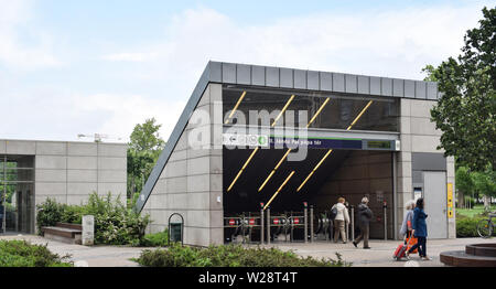 Budapest, Hongrie : mai/22/2019 - entrée de la station de métro Métro (II. Pál János tér döbrönte). Banque D'Images