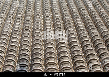 L'architecture de modèle géométrique, détails architecturaux de Classic vintage balustrade balcon bâtiment. Les modèles de lignes de façade avec balcon construire Banque D'Images