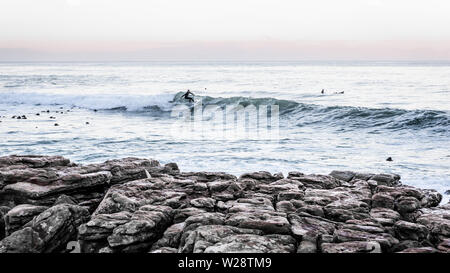 Danger surf Reef sur False Bay banlieue de St James le littoral atlantique de l'Afrique du Sud Banque D'Images
