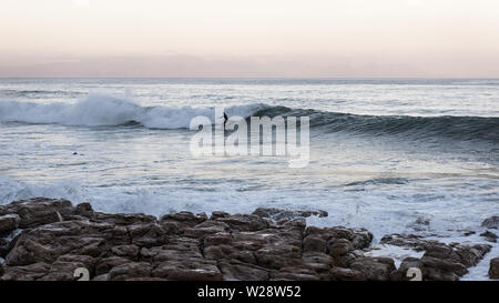 Danger surf Reef sur False Bay banlieue de St James le littoral atlantique de l'Afrique du Sud Banque D'Images