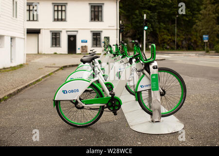 OBOS de location de vélos dans un support à bicyclettes dans la région de Bergen, Norvège, du comté de Hordaland. Banque D'Images