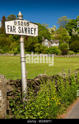 UK, Cumbria, Hawkshead, loin de Sawrey, vieux village signe sur B5285 Route de Bowness Ferry Banque D'Images