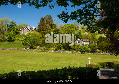 UK, Cumbria, Hawkshead, loin de Sawrey, maisons victoriennes sur Cuckoo Brow Lane ci-dessous Penny Brow Wood Banque D'Images