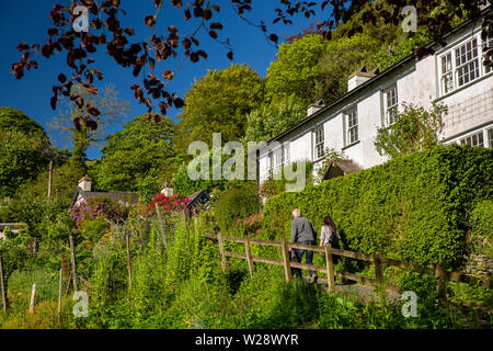 UK, Cumbria, Hawkshead, loin de Sawrey, marcheurs sur sentier pour B5285 route par village Banque D'Images