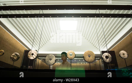 Beijing, Chine, Province de Zhejiang. 22 Juin, 2019. Un homme regarde les artefacts jade excavée de Liangzhu site relique à Hangzhou, capitale de la Province de Zhejiang en Chine orientale, le 22 juin 2019. Credit : Weng Xinyang/Xinhua/Alamy Live News Banque D'Images