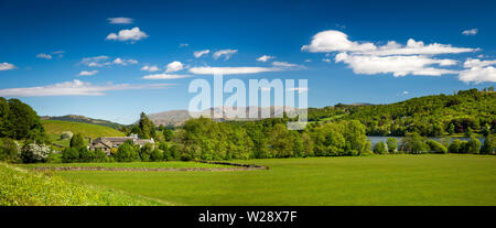 UK, Cumbria, Hawkshead, Esthwaite Hall et de champs sur les banques d'Esthwaite Water, vue panoramique Banque D'Images