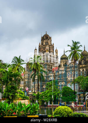 Mumbai, Inde - 30 juin 2019 : Churchgate station, l'un des plus fréquentés de la station de train de banlieue dans le monde ayant plus la forte surpopulation dans le monde. Banque D'Images