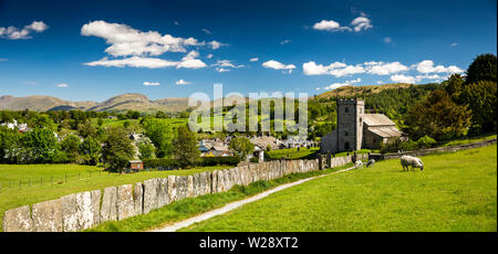 UK, Cumbria, Hawkshead, pavillon en pierre clôture sur chemin de St Michael and All Angels Parish Church, vue panoramique Banque D'Images