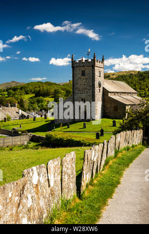 UK, Cumbria, Hawkshead, pavillon en pierre clôture sur chemin de St Michael and All Angels Parish Church Banque D'Images