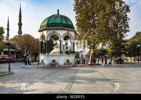 Vue de la fontaine allemande situé à l'extrémité nord de l'ancien hippodrome (Sultanahmet Square). Istanbul, Turquie, octobre 2018 Banque D'Images