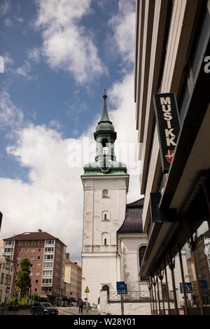 En regardant vers l'église Nykirken Strandgaten un jour d'été à Bergen, Norvège. Banque D'Images