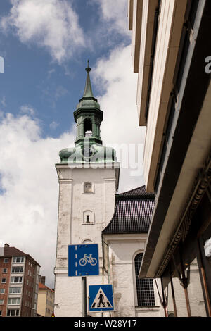 En regardant vers l'église Nykirken Strandgaten un jour d'été à Bergen, Norvège. Banque D'Images