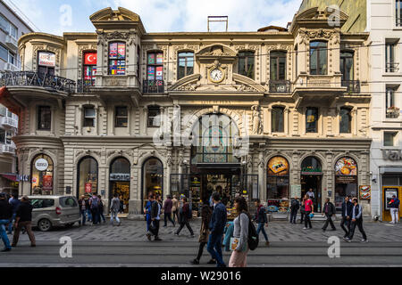 Les gens qui marchent en face de Cicek Pasaji ou cité de Pera, un célèbre passage historique sur l'avenue Istiklal. Istanbul, Beyoglu, Turquie, octobre 2018 Banque D'Images