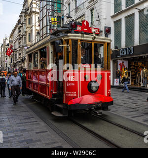 Istanbul tram nostalgique s'exécute dans la rue Istiklal de la place Taksim. Le transport est très populaire pour les habitants et les touristes. Istanbul, Turquie, octobre 2018 Banque D'Images