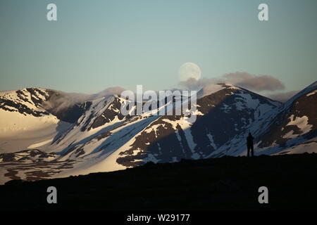 Les nuages au-dessus des montagnes en rampant Abisko National Park en Suède, avec silhouette de photographe inconnu. Banque D'Images